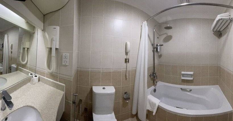 اتاق استاندارد با چشمانداز استخر, Golden Tulip Nizwa