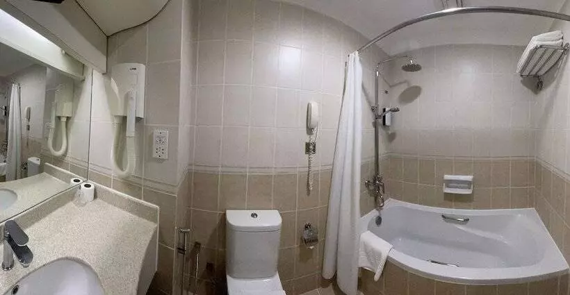 اتاق استاندارد با چشم‌انداز استخر, Golden Tulip Nizwa