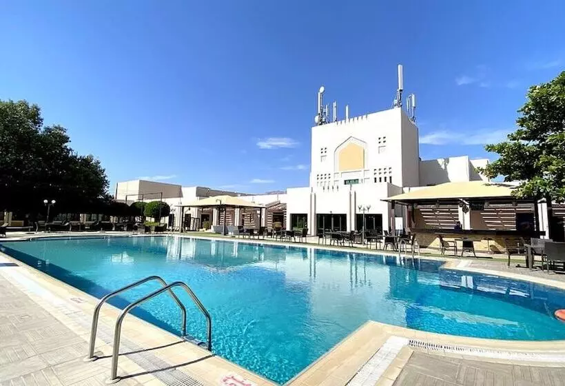 اتاق استاندارد با چشم‌انداز استخر, Golden Tulip Nizwa
