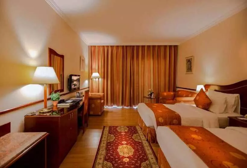 اتاق استاندارد با چشم‌انداز استخر, Golden Tulip Nizwa