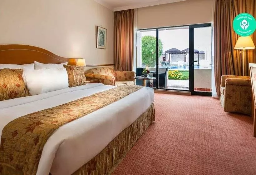 اتاق استاندارد با چشم‌انداز استخر, Golden Tulip Nizwa