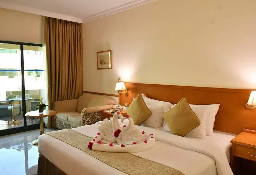 اتاق استاندارد با چشم‌انداز استخر, Golden Tulip Nizwa