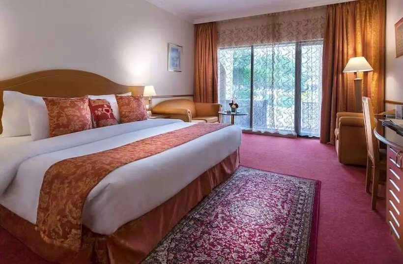 اتاق استاندارد با چشم‌انداز استخر, Golden Tulip Nizwa