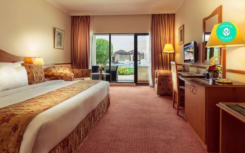 اتاق استاندارد با چشمانداز استخر, Golden Tulip Nizwa