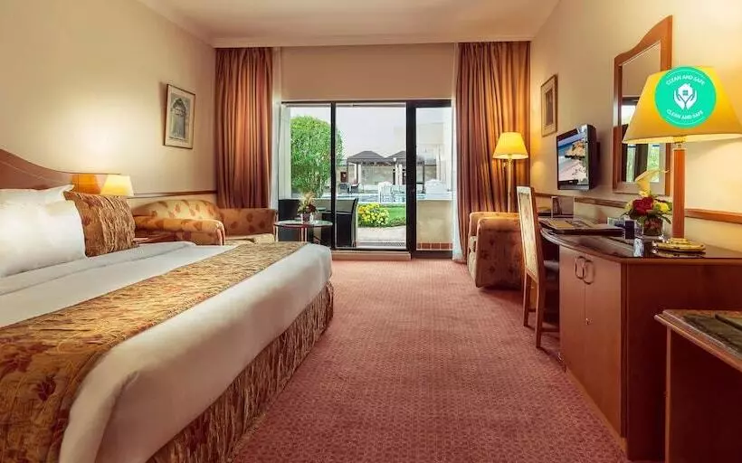 اتاق استاندارد با چشم‌انداز استخر, Golden Tulip Nizwa