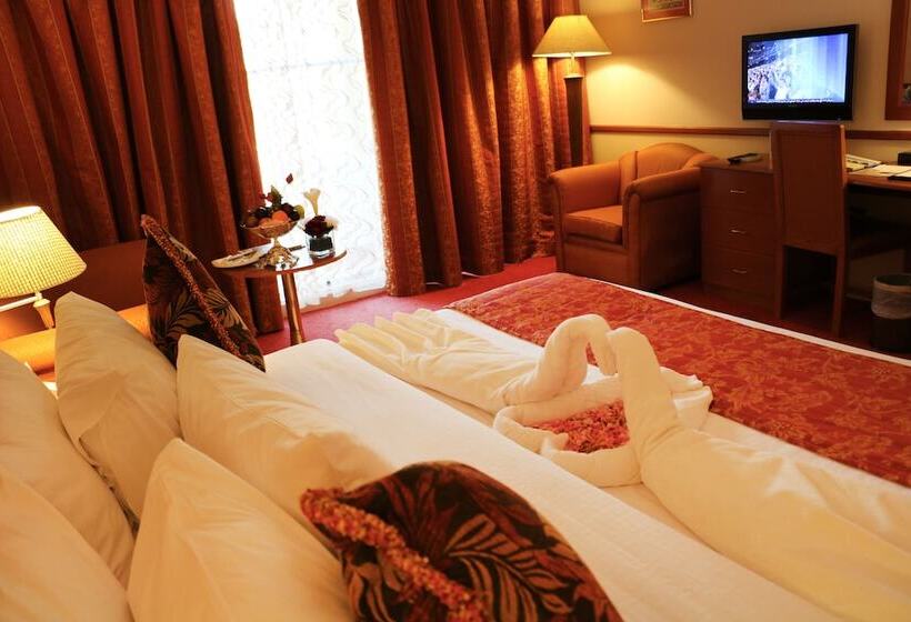 اتاق استاندارد با چشمانداز استخر, Golden Tulip Nizwa