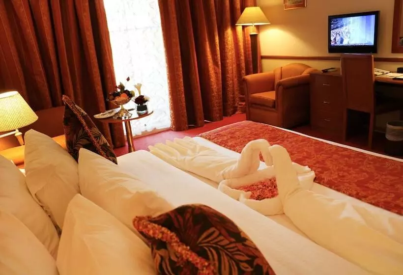 اتاق استاندارد با چشم‌انداز استخر, Golden Tulip Nizwa