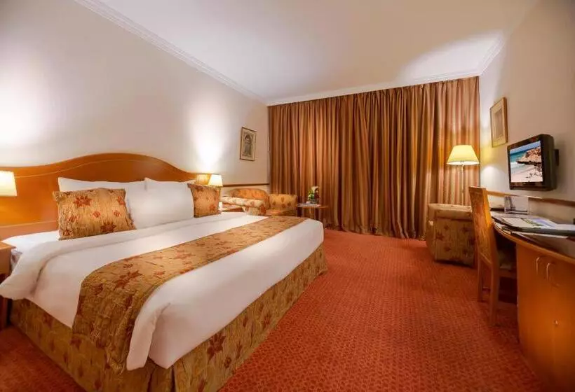 اتاق استاندارد با چشم‌انداز استخر, Golden Tulip Nizwa