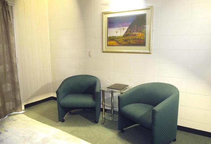 스탠다드 스튜디오, Tudor Motor Lodge