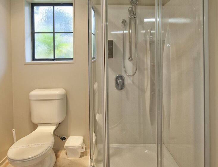 디럭스 스튜디오, Sport Of Kings Motel