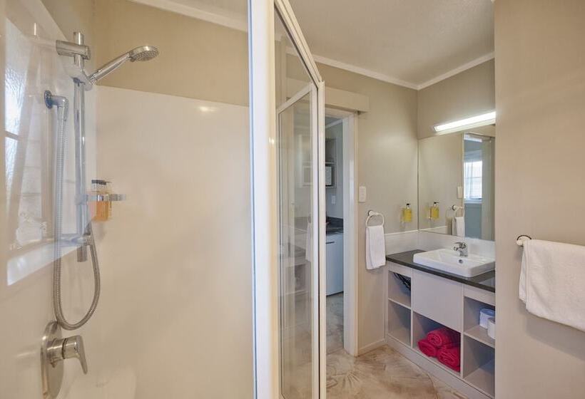 디럭스 스튜디오, Sport Of Kings Motel