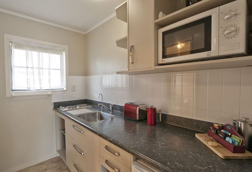 디럭스 스튜디오, Sport Of Kings Motel