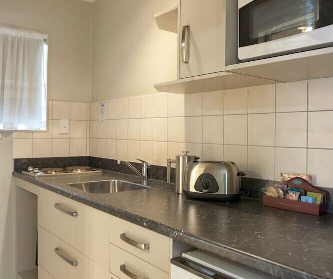 디럭스 스튜디오, Sport Of Kings Motel