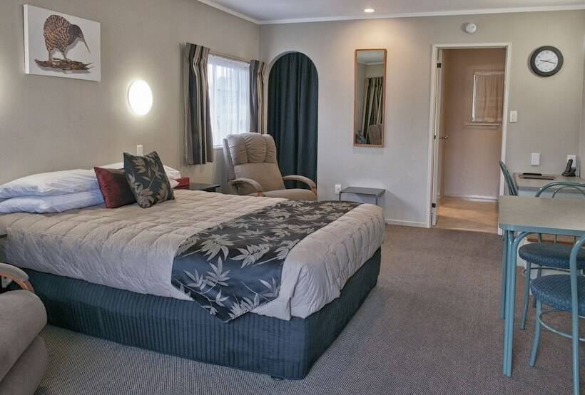 디럭스 스튜디오, Sport Of Kings Motel