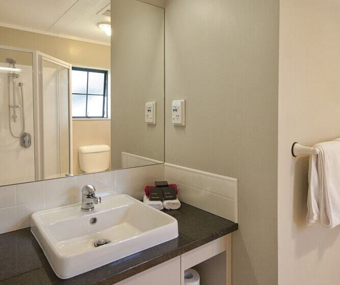 디럭스 스튜디오, Sport Of Kings Motel