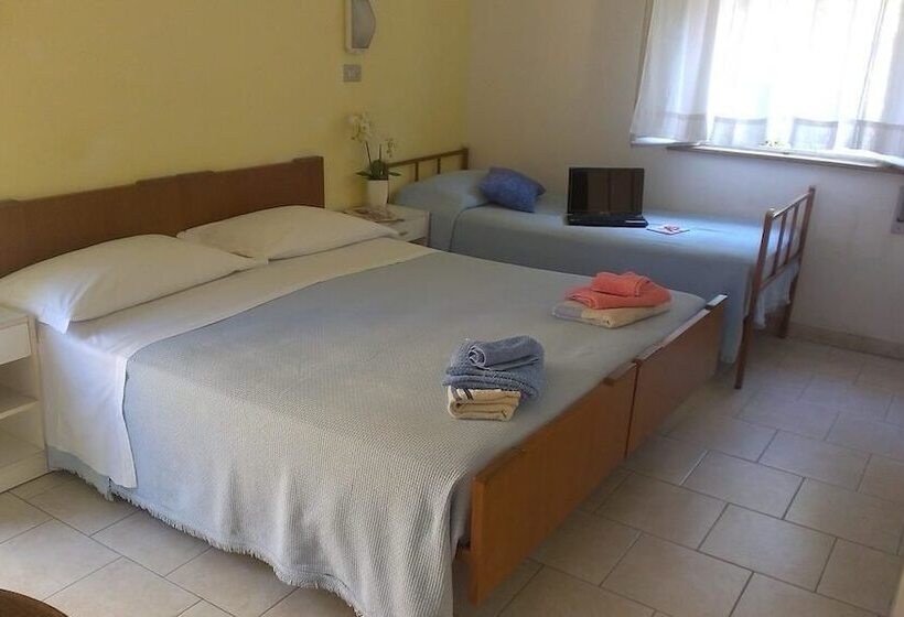اتاق استاندارد سه تخته با بالکن, Albergo Maria Gabriella