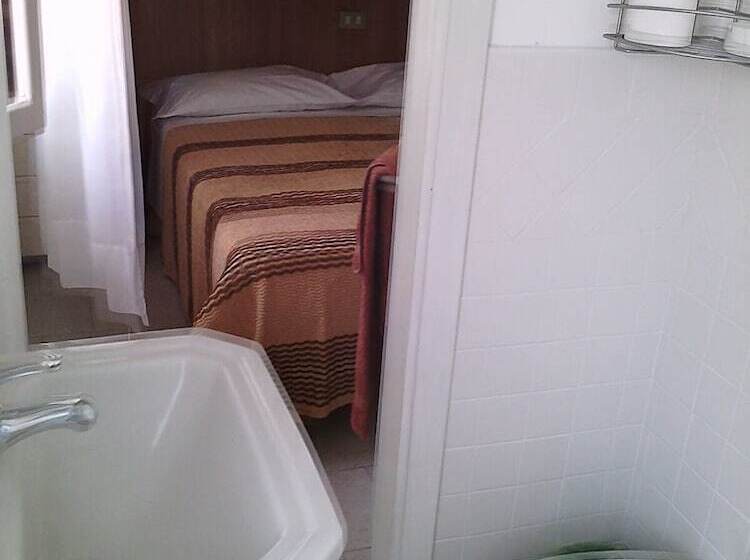 اتاق استاندارد چهارنفره با بالکن, Albergo Maria Gabriella