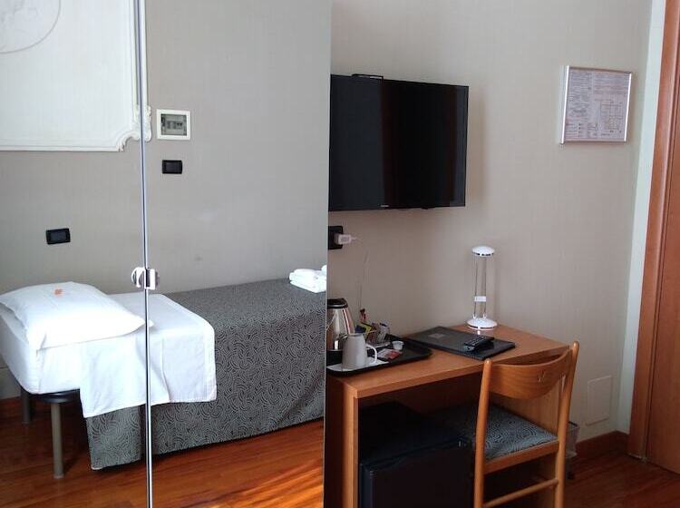 اتاق استاندارد یک نفره, Twenty Nine