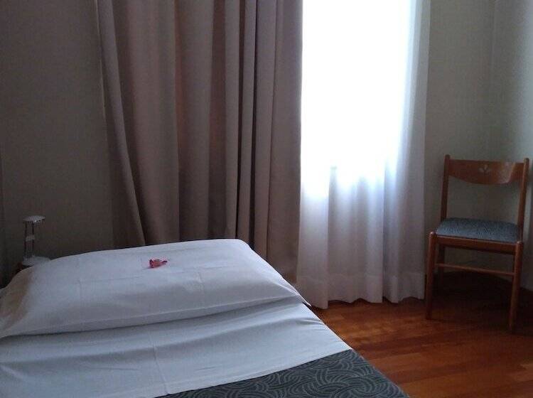 اتاق استاندارد یک نفره, Twenty Nine