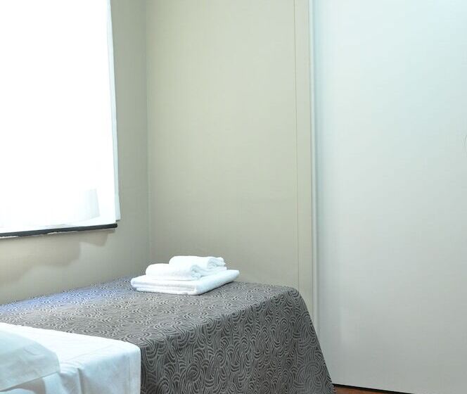 اتاق استاندارد یک نفره, Twenty Nine