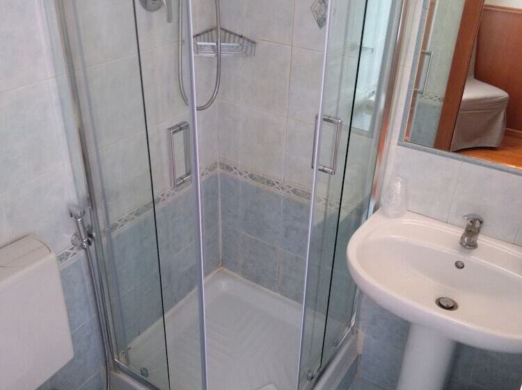 اتاق استاندارد, Twenty Nine