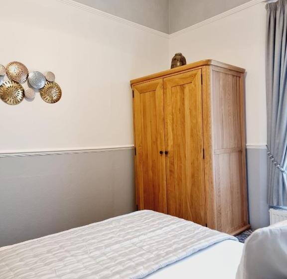 Camera Standard, Kethla House