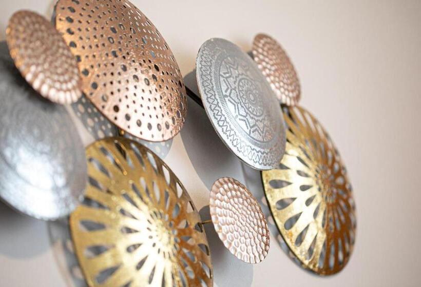 Camera Standard, Kethla House