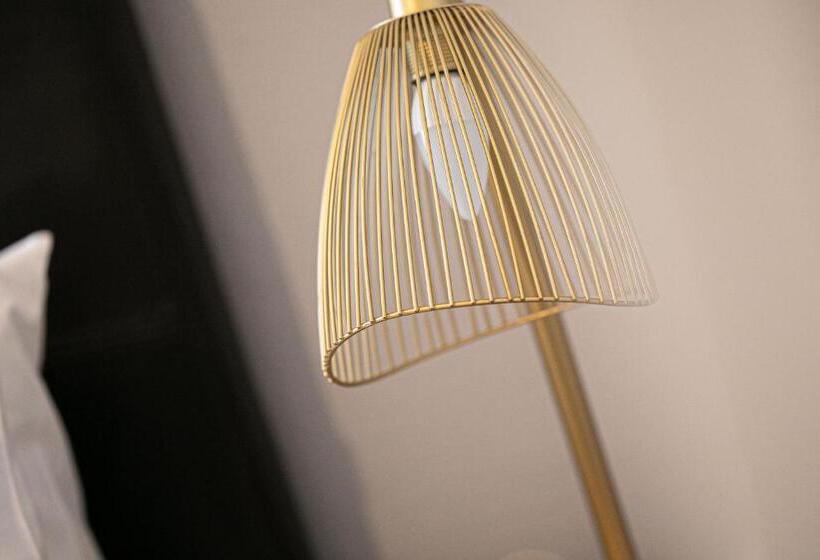 Camera Standard, Kethla House