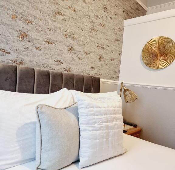 Camera Standard, Kethla House