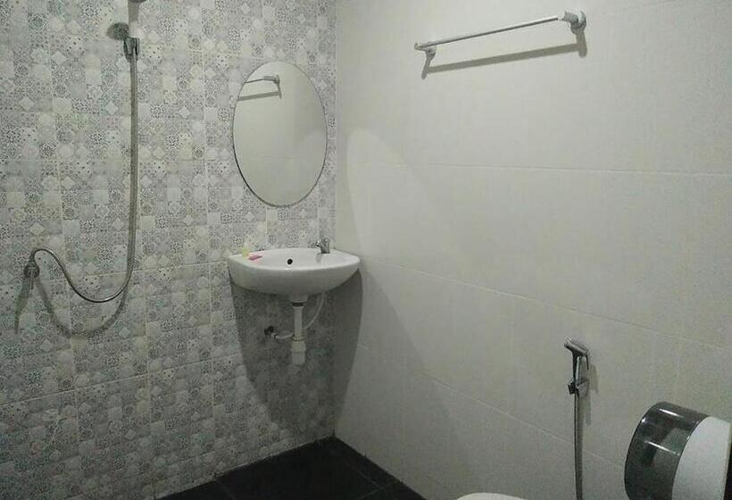 이코노미 룸, In Phuket House