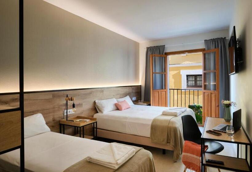 اتاق استاندارد سه تخته با بالکن, Sweet Sevilla Suites