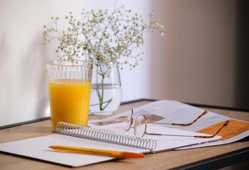 اتاق لوکس با بالکن, Sweet Sevilla Suites