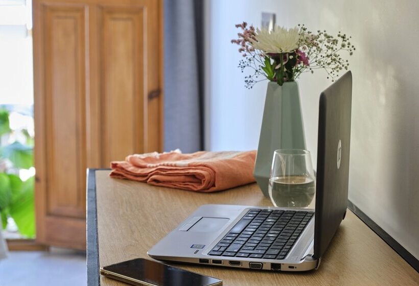 اتاق استاندارد سه تخته با بالکن, Sweet Sevilla Suites