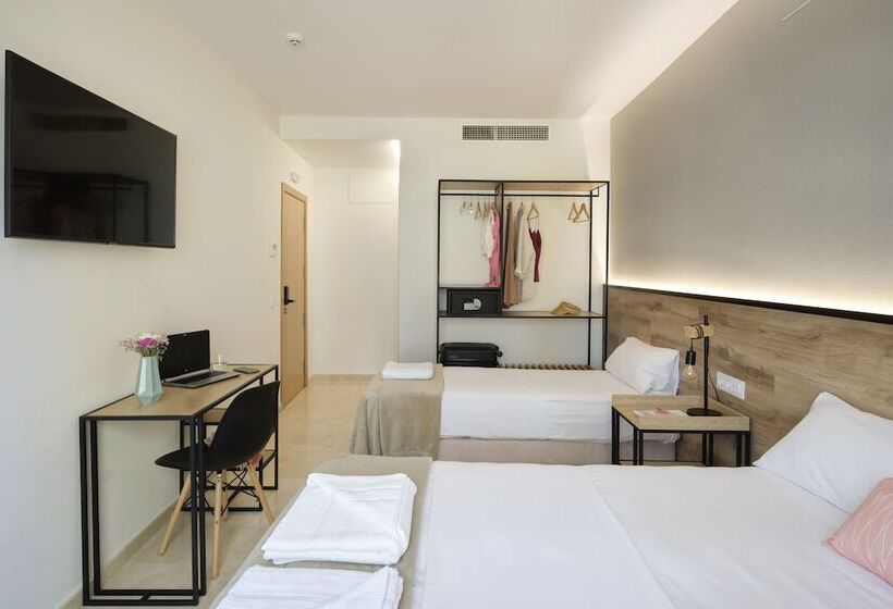 اتاق استاندارد سه تخته با بالکن, Sweet Sevilla Suites