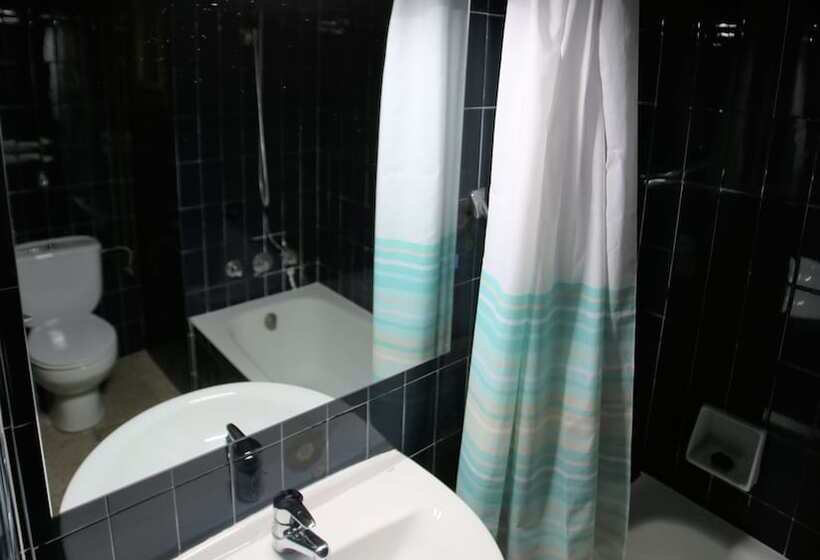 اتاق خانوادگی, Hostel Costa Brava