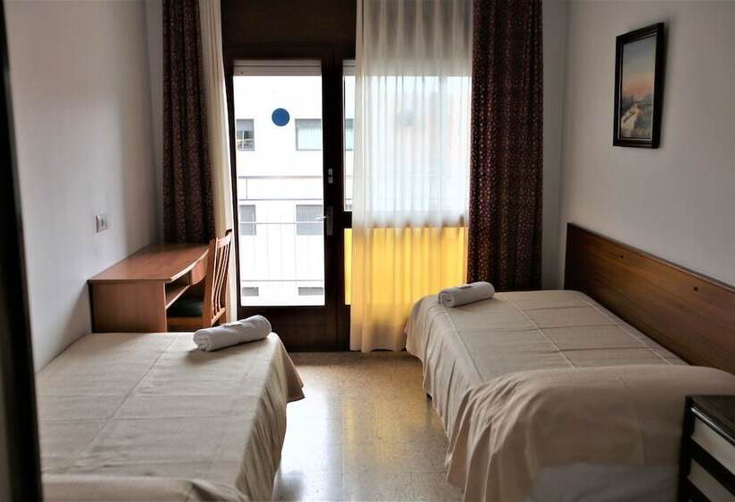 اتاق خانوادگی, Hostel Costa Brava