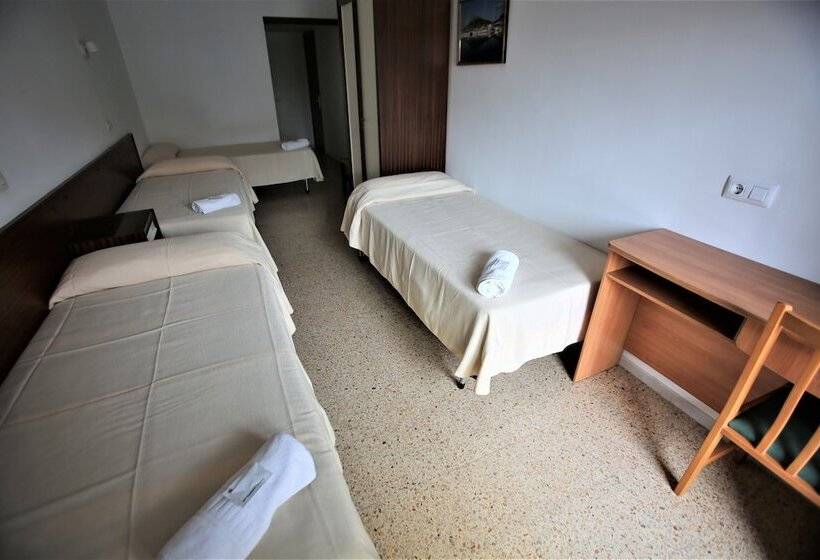 اتاق خانوادگی, Hostel Costa Brava