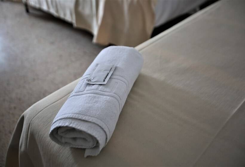 اتاق خانوادگی, Hostel Costa Brava