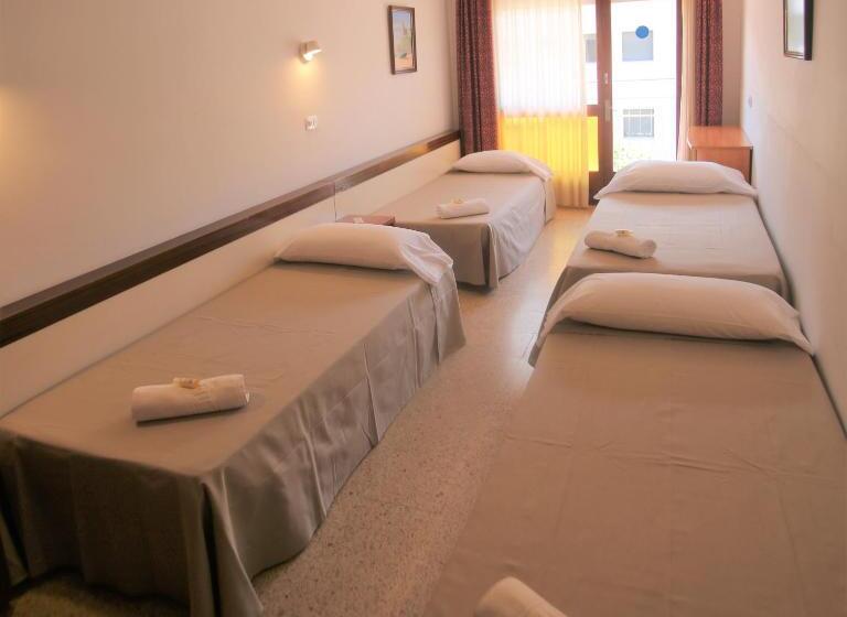 اتاق لوکس خانوادگی, Hostel Costa Brava