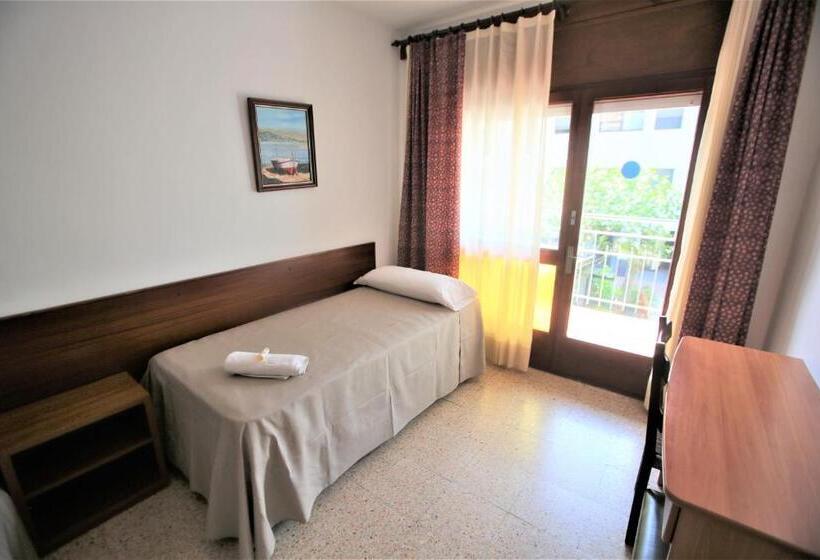 اتاق خانوادگی, Hostel Costa Brava