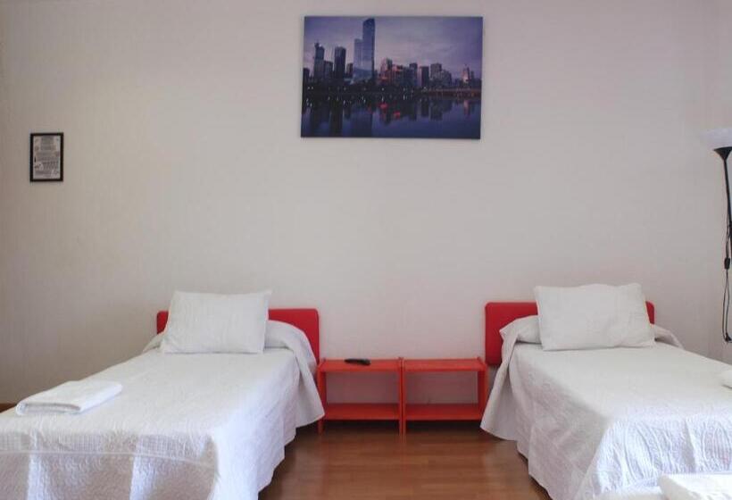 غرفة عائلية حمام مشترك, Los Angeles Plaza