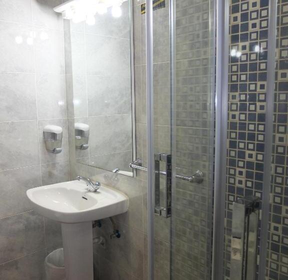 غرفة عائلية حمام مشترك, Los Angeles Plaza