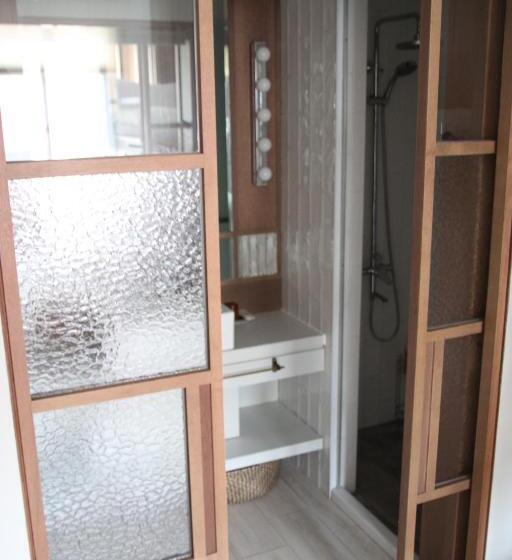 اتاق خانوادگی, Ho̍k House