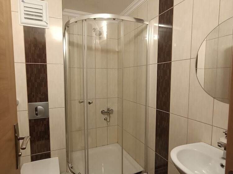 スタンダードトリプルルーム, Akpinar