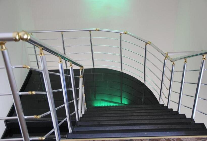 スタンダードトリプルルーム, Akpinar