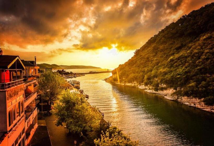Номер Стандарт Вид на Озеро, Hill River