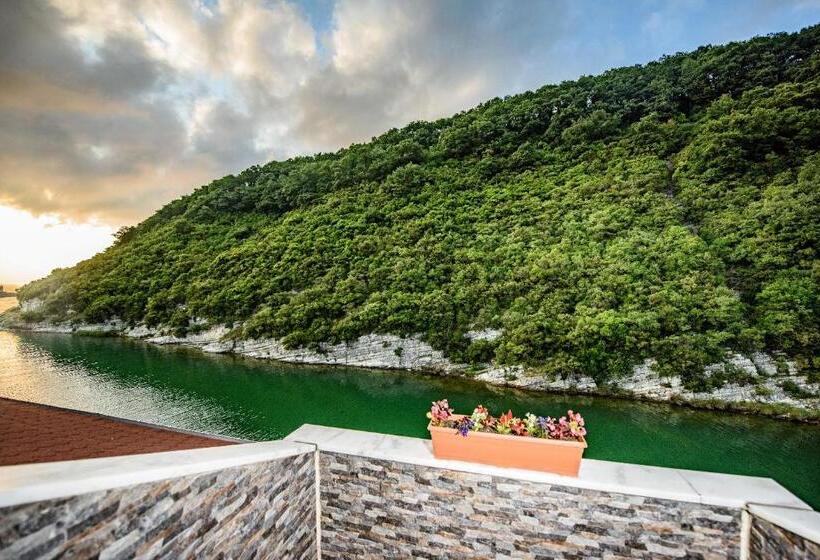 豪华海景房带阳台, Hill River