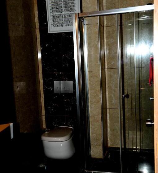 带大床的标准间, Hill River