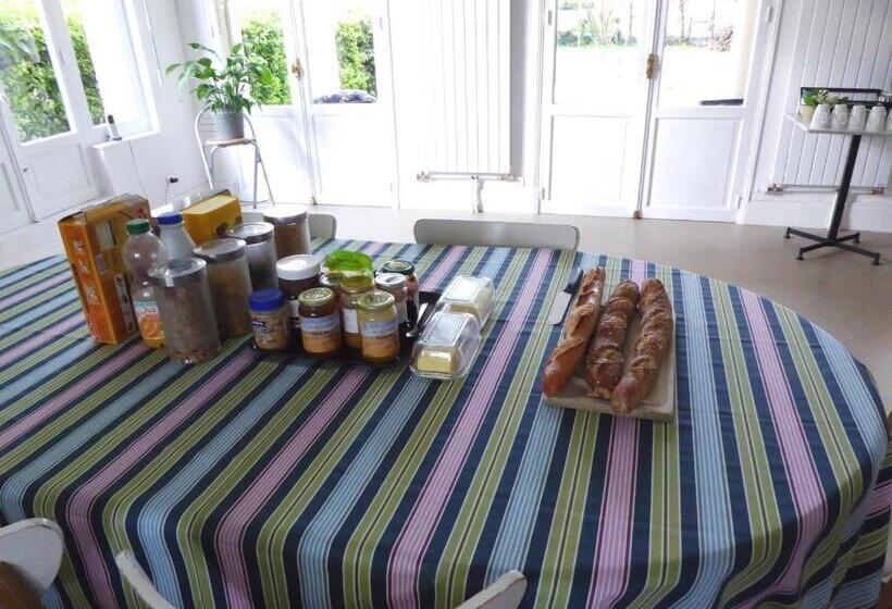 غرفة عائلية مطلّة علي الحديقة, Chez Dan Et Véro   Chambre D Hôte