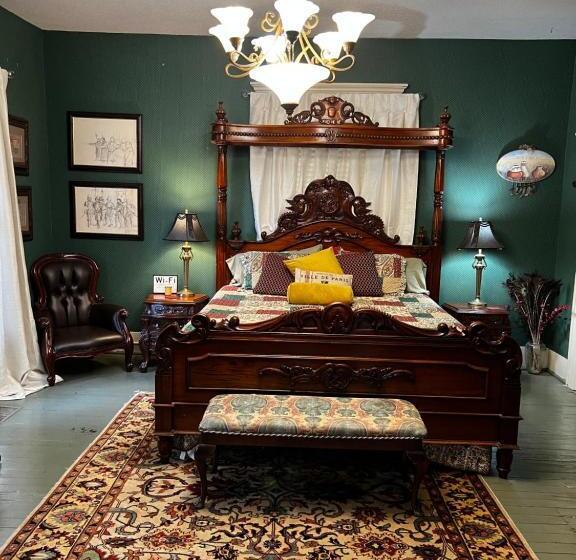 اتاق استاندارد سه نفره, Commodore Bed & Breakfast